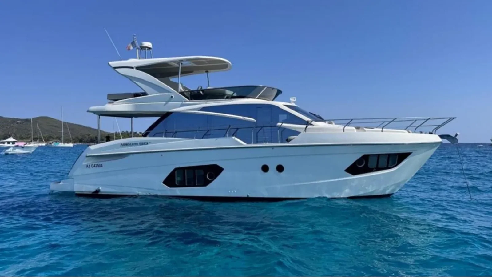 Absolute 50 Fly z oferty W Yachts pokazany z zewnątrz przy nabrzeżu