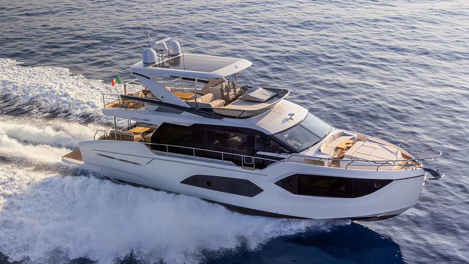 Absolute 60 FLY na oficjalnym zdjęciu zewnętrznym producenta Absolute Yachts