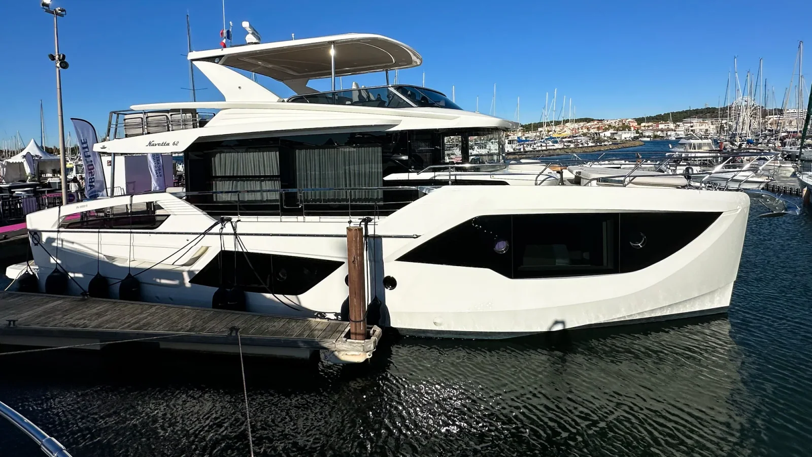 Absolute Navetta 62 z oferty W Yachts pokazana z lotu ptaka na wodzie