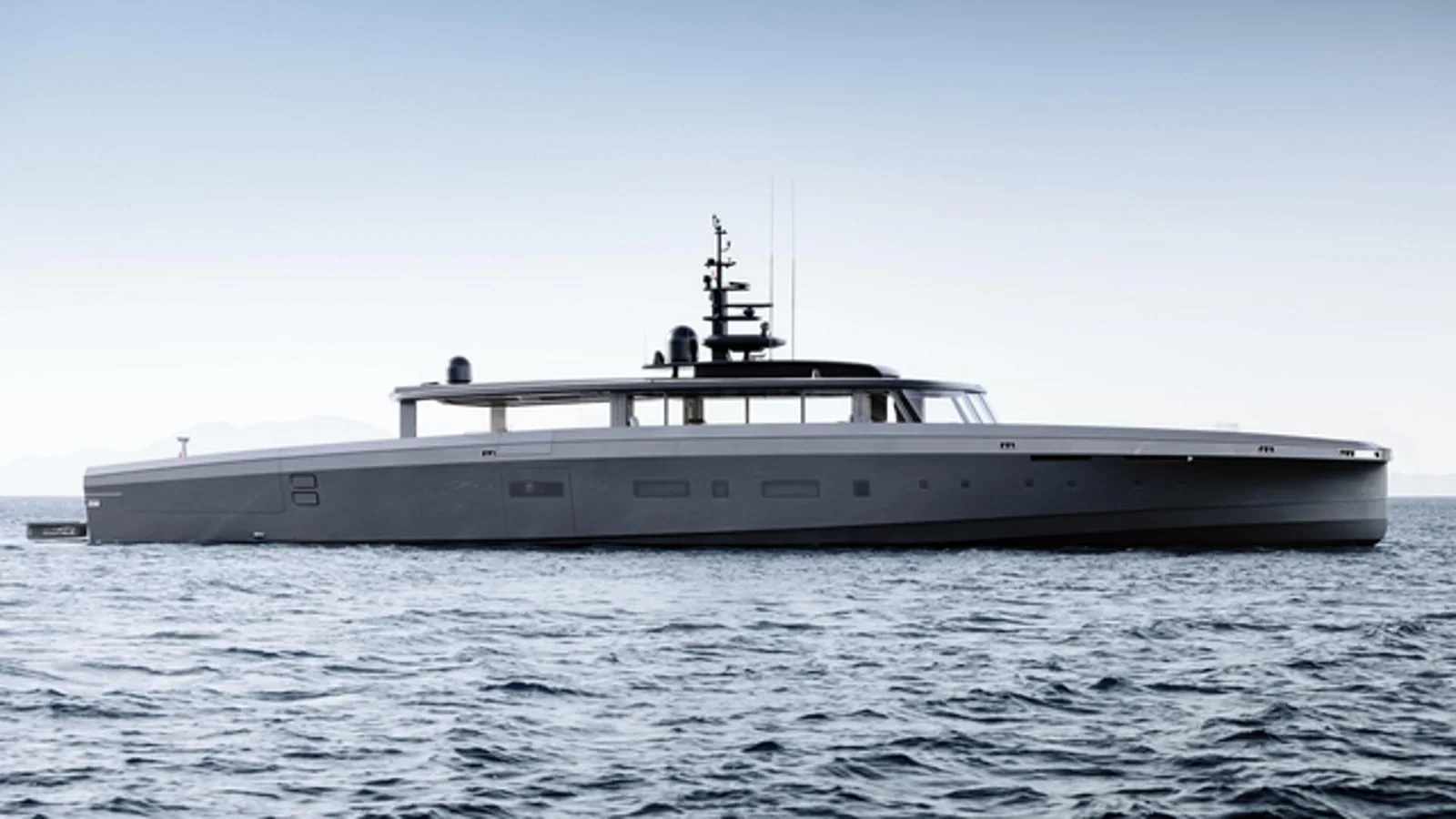 Alia Yachts Atlantide, niski pięćdziesięciometrowy superjacht customowy w oficjalnym kadrze prasowym