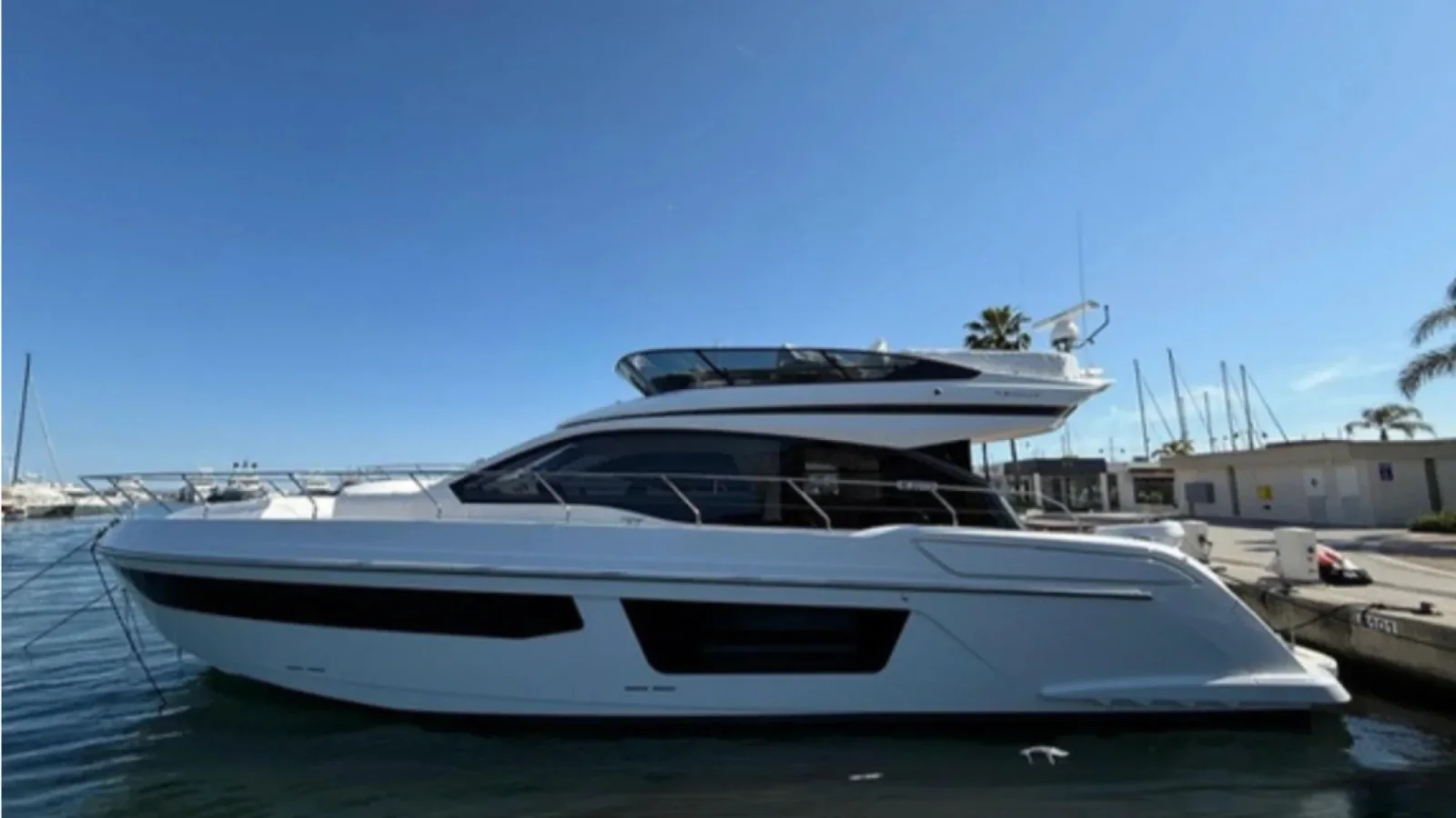 Azimut 53 Fly na wodzie, ujęcie burtowe z oferty W Yachts