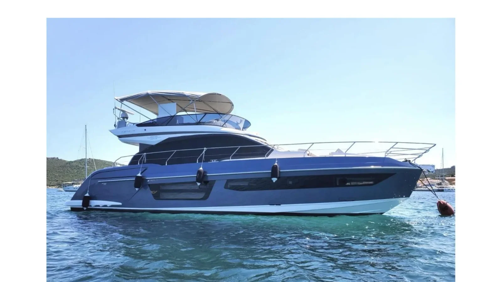 Azimut 53 Flybridge z oferty W Yachts pokazany z góry przy kei na Sardynii