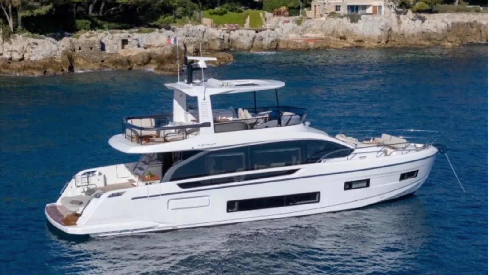 Azimut Fly 62 z oferty W Yachts w ujęciu z zewnątrz