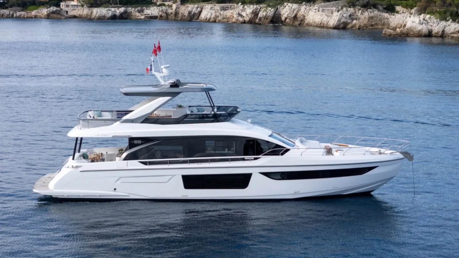 Azimut Fly 68 z oferty W Yachts pokazany z zewnątrz podczas rejsu