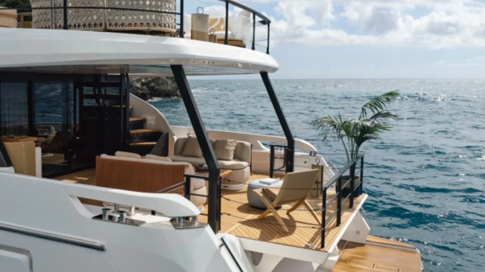 Azimut Fly 82 z oferty W Yachts z widoczną rufową strefą pokładu