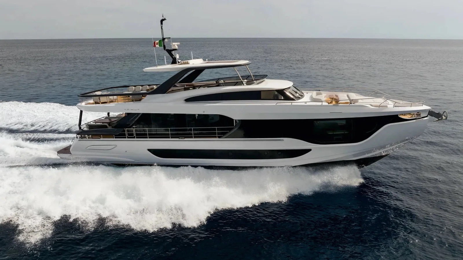 Azimut Grande 26 Metri z oferty W Yachts pokazany z zewnątrz na wodzie