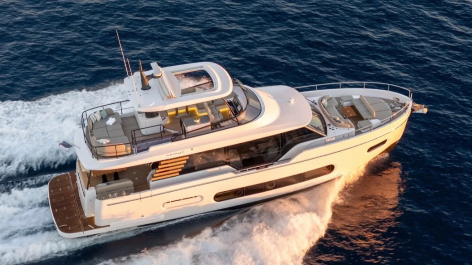 Azimut Magellano 60 z oferty W Yachts pokazany z góry podczas rejsu
