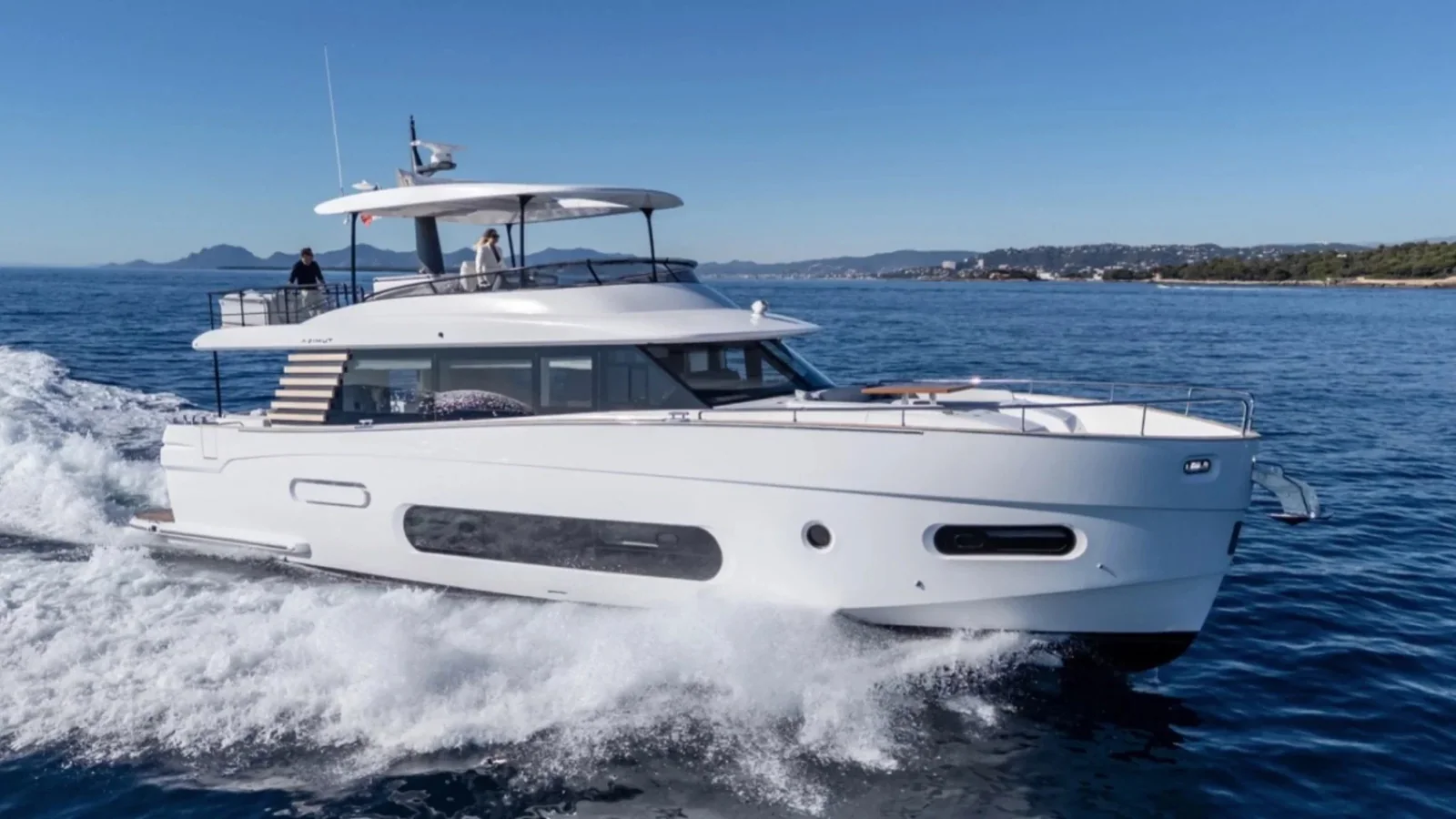 Azimut Magellano 66 z oferty W Yachts pokazany z profilu podczas rejsu