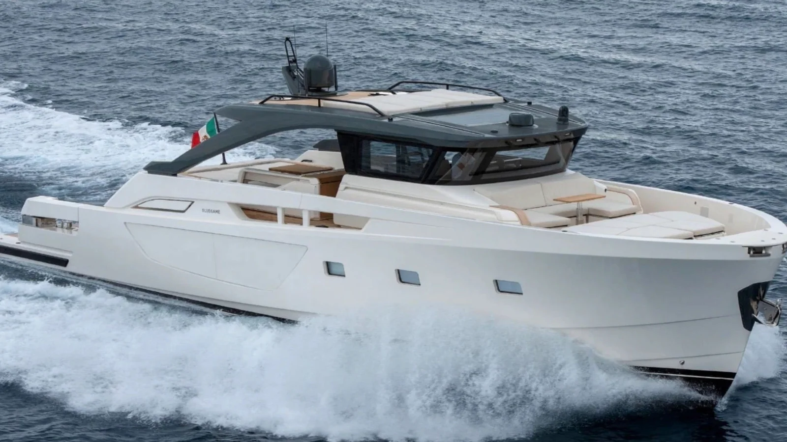 Bluegame BG74 z oferty W Yachts pokazany z zewnątrz podczas rejsu