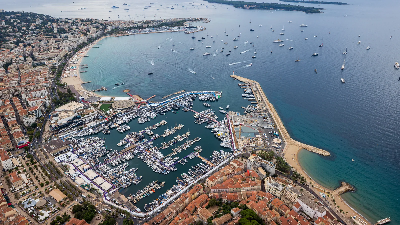 Widok lotniczy floty Cannes Yachting Festival w Vieux Port i na redzie podczas edycji 2026