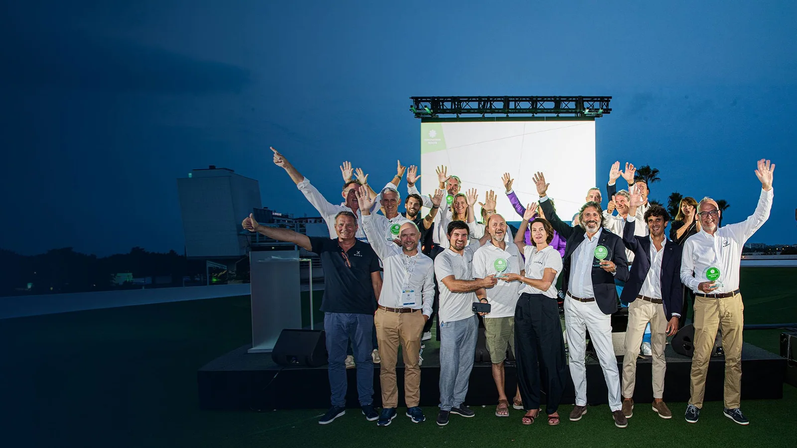 Oficjalny kadr Cannes Innovation Route z jachtem i technologicznym kontekstem targowym