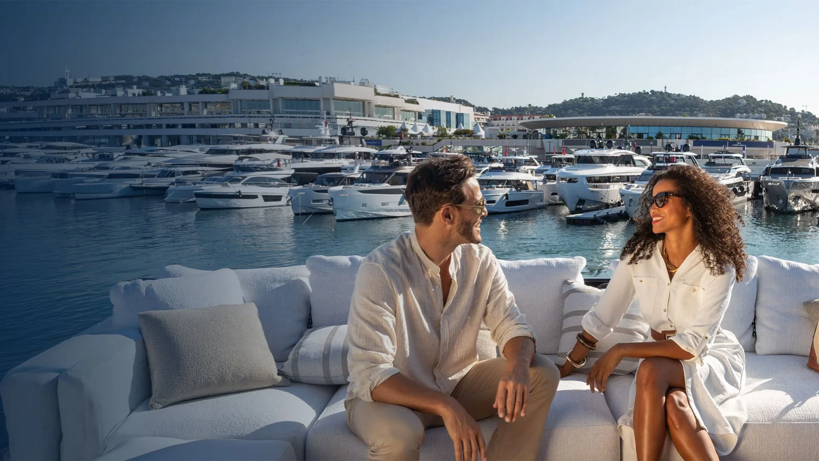 Goście na pokładzie jachtu motorowego z flotą Cannes Yachting Festival w tle, oficjalne zdjęcie organizatora