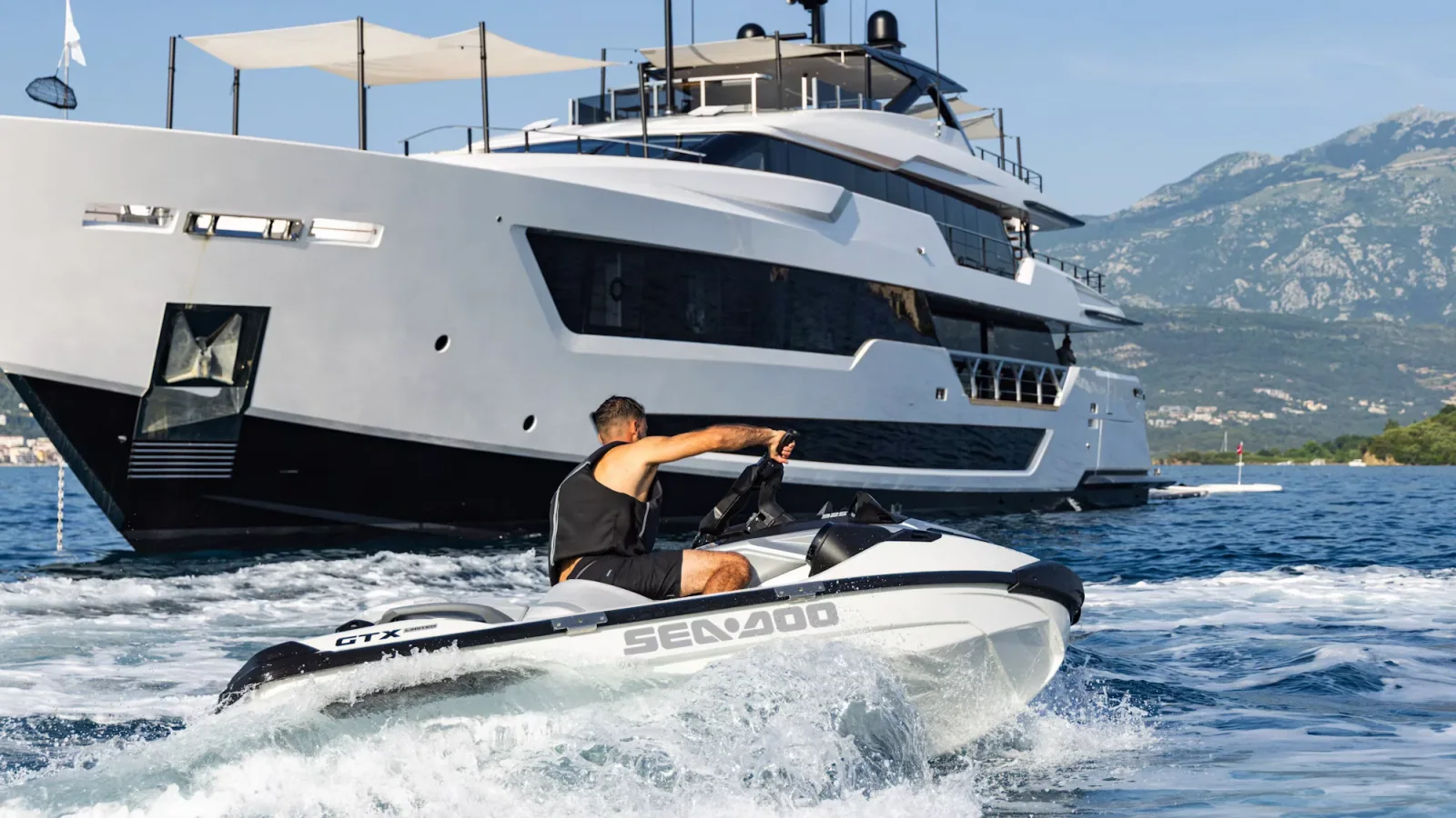 Custom Line 140 FIFI z oferty czarterowej W Yachts pokazana z zewnątrz