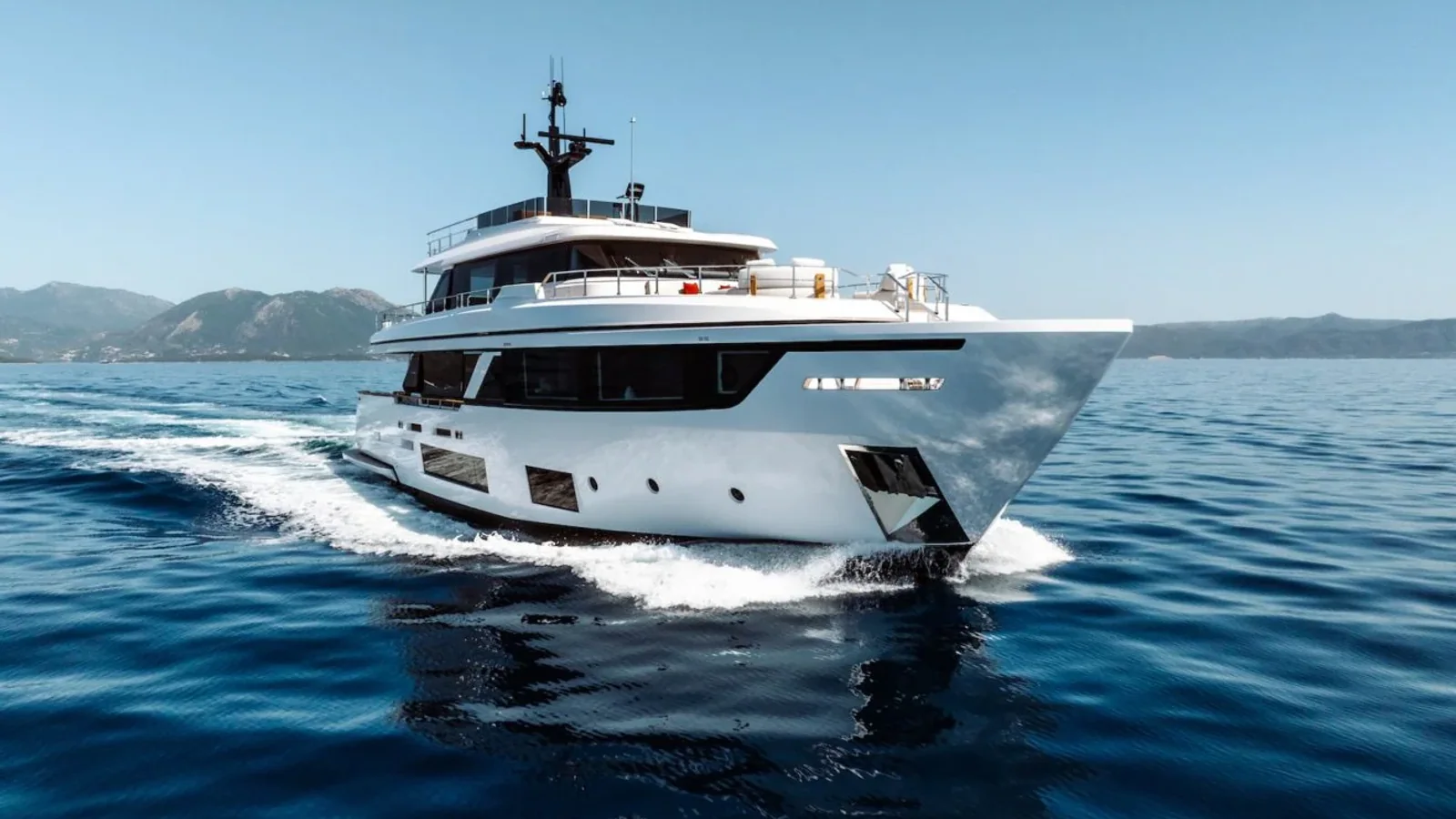 Custom Line Navetta 30 AT ONE z oferty W Yachts sfotografowana z lotu ptaka