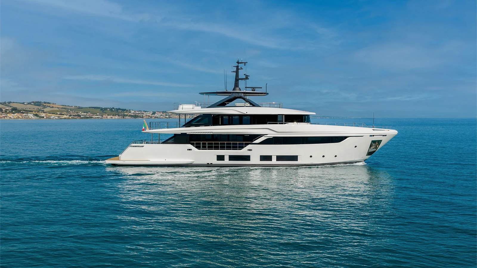 Custom Line Navetta 35 w oficjalnym kadrze prasowym Ferretti Group