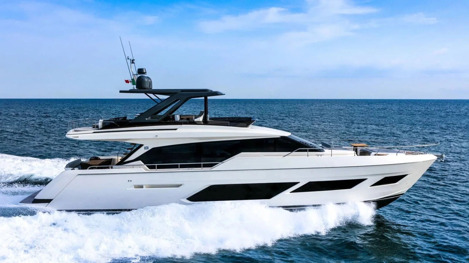 Ferretti Yachts 720 z oferty W Yachts pokazany z profilu podczas rejsu