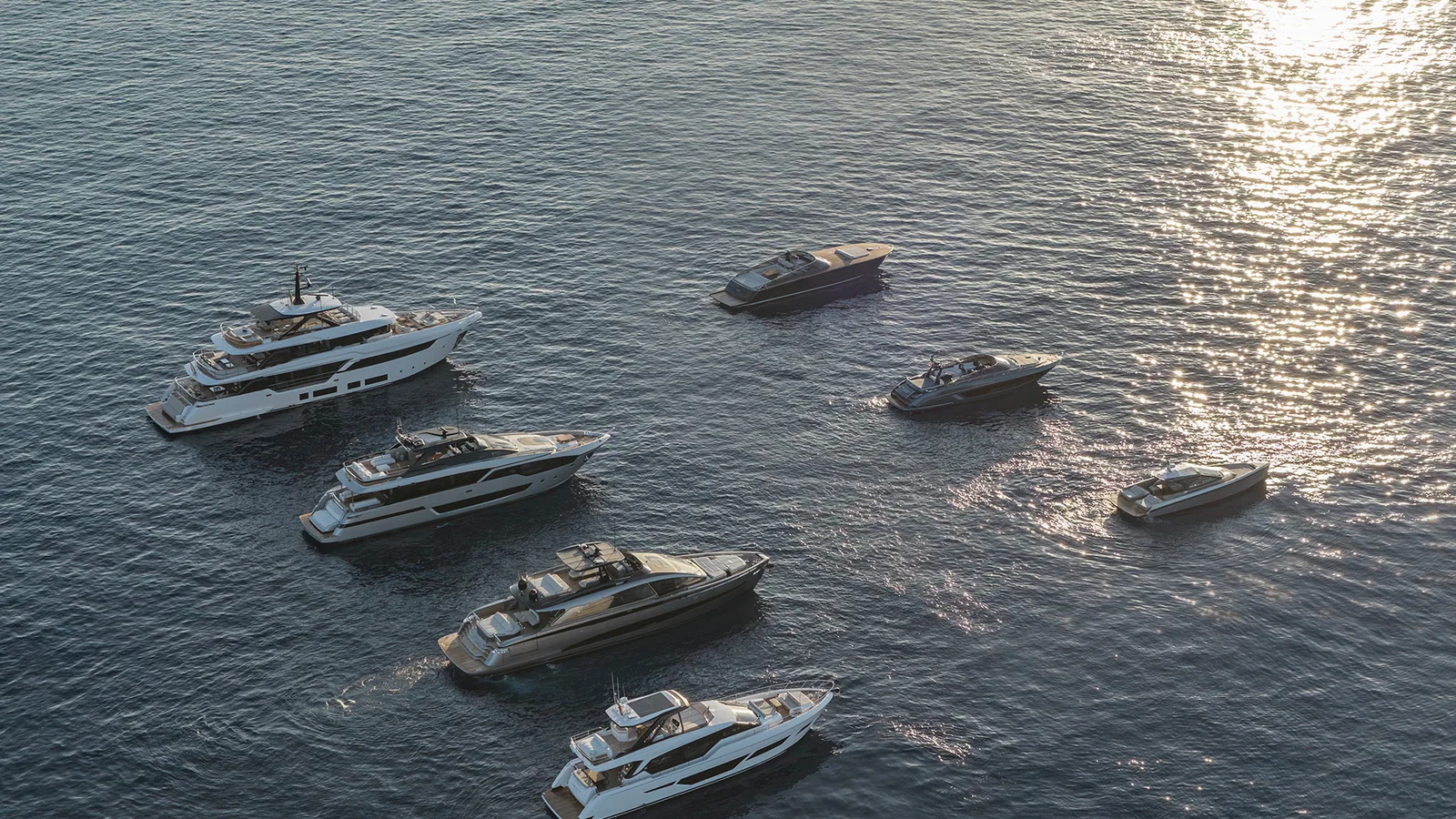 Flota jachtów Ferretti Group płynąca po morzu w oficjalnym kadrze producenta