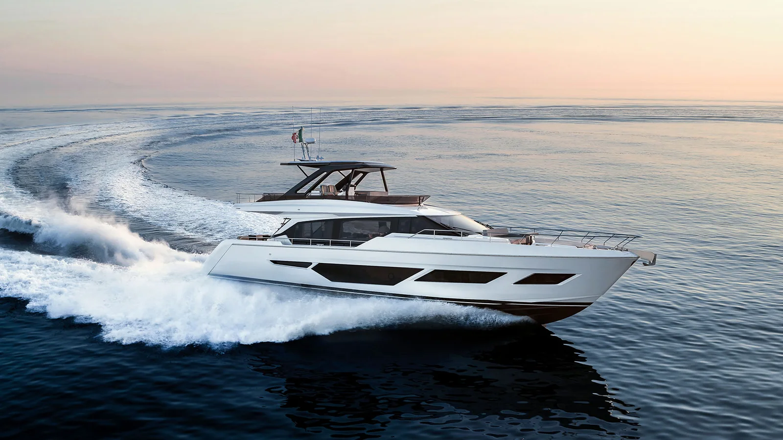 Ferretti Yachts 720 w oficjalnym zdjęciu producenta na wodzie