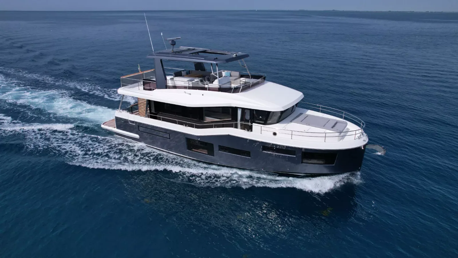 Beneteau Grand Trawler 63 w oficjalnym ujęciu zewnętrznym producenta