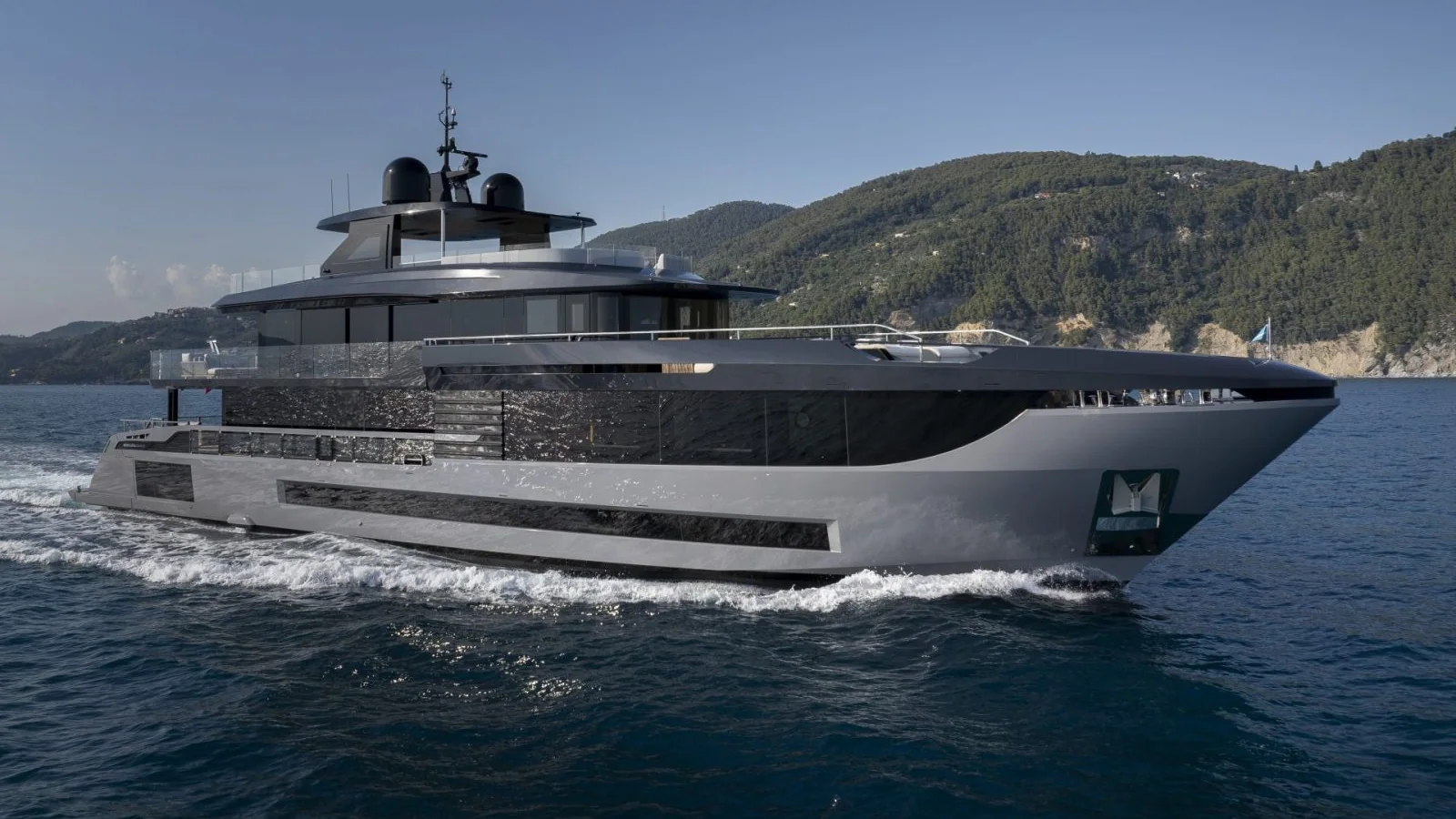 Mangusta Oceano 39 w oficjalnym kadrze producenta przed prezentacją na Cannes Yachting Festival 2026