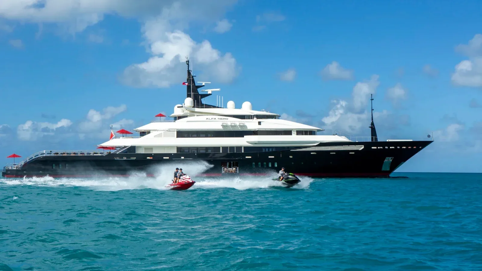 M/Y ALFA NERO na wodzie jako przykład dużego jachtu wymagającego planu miejsca postojowego