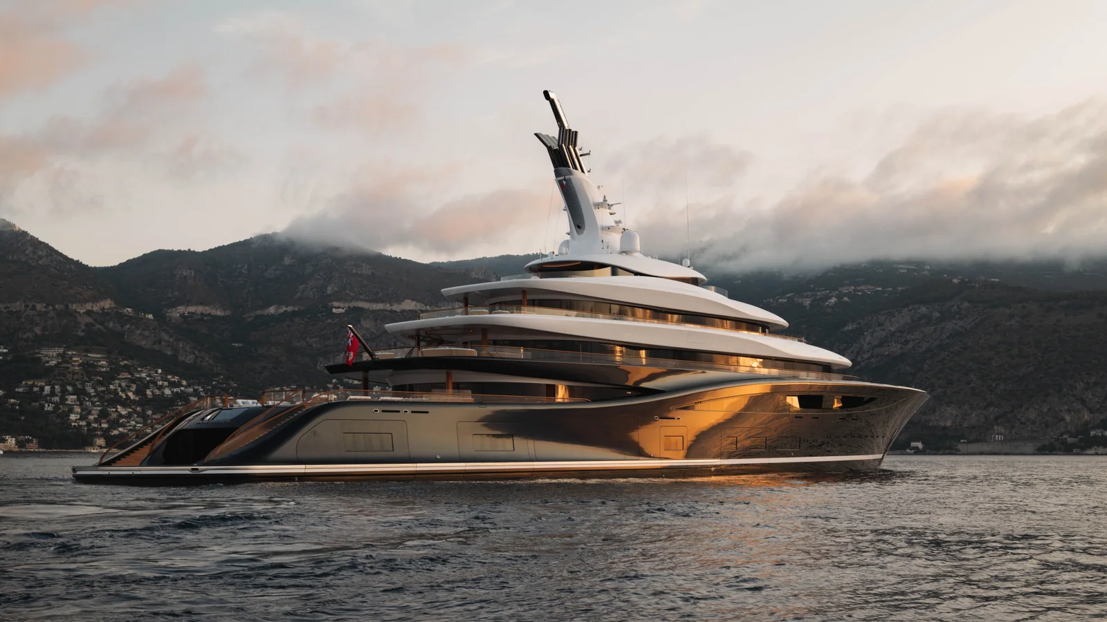 Feadship Breakthrough, pierwszy superjacht z ogniwami paliwowymi na ciekły wodór, na wodzie u wybrzeży Monako