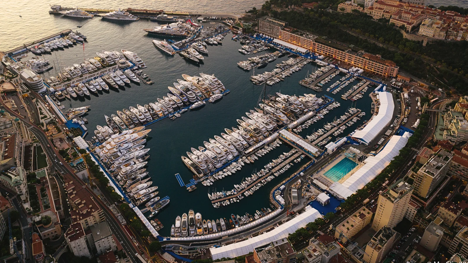 Widok z lotu ptaka na Port Hercule wypełniony jachtami podczas Monaco Yacht Show