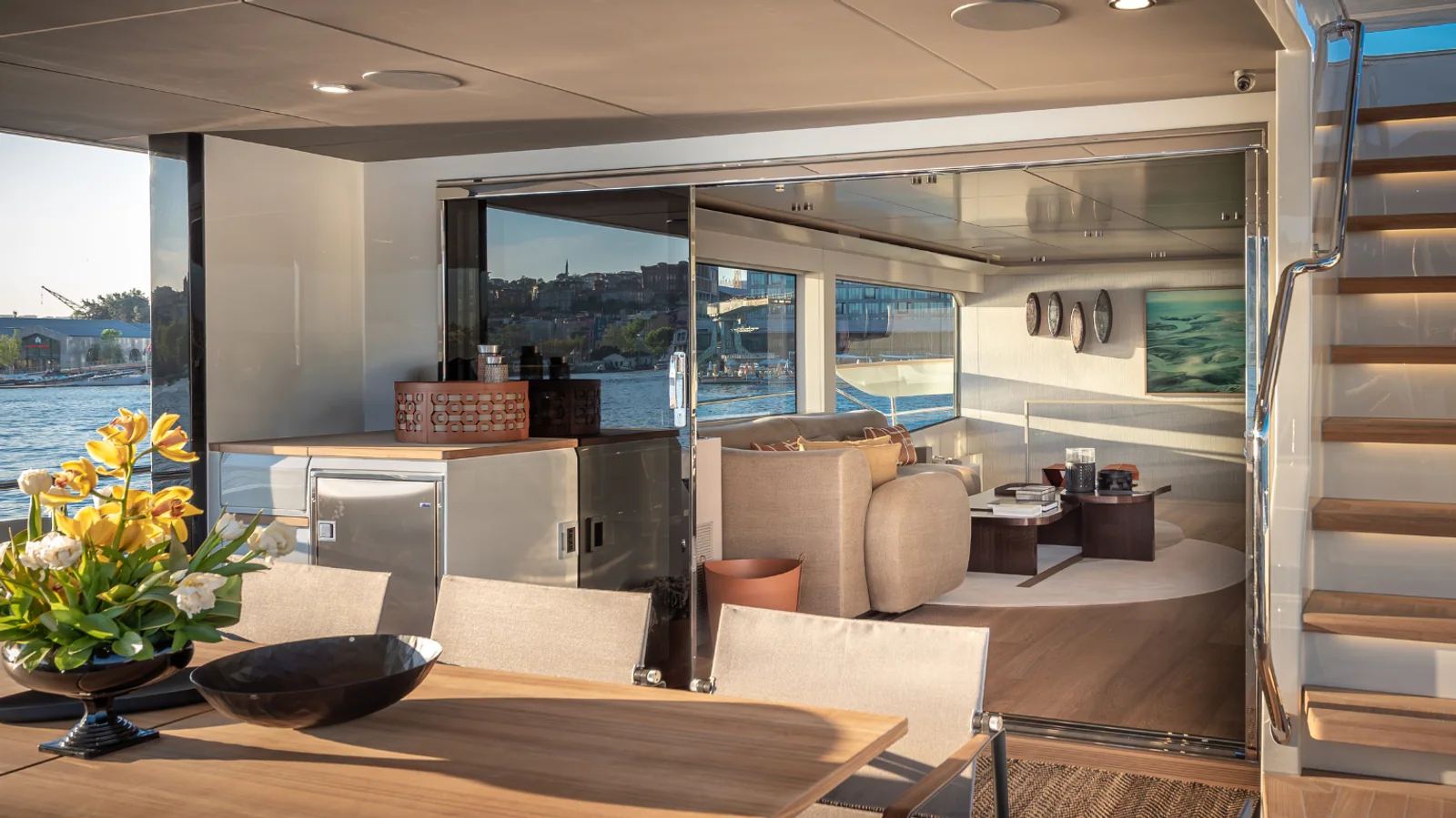 Numarine 27XP w oficjalnym kadrze producenta pokazującym sylwetkę explorera