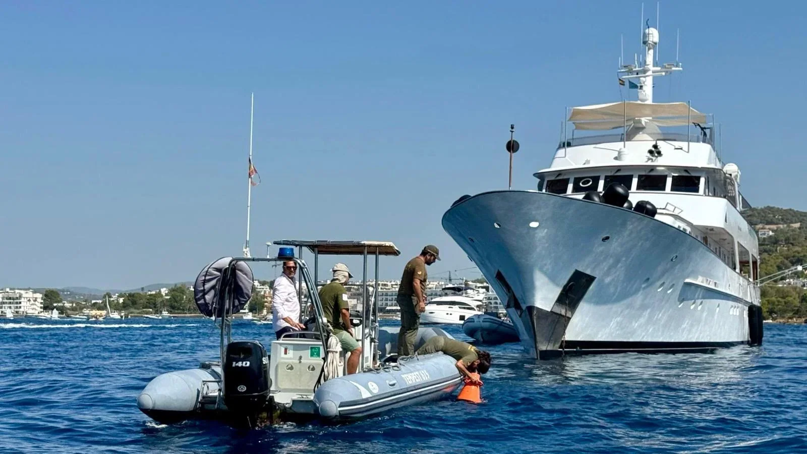 Patrol ochrony posidonii przy jachcie na Balearach podczas kontroli kotwiczenia