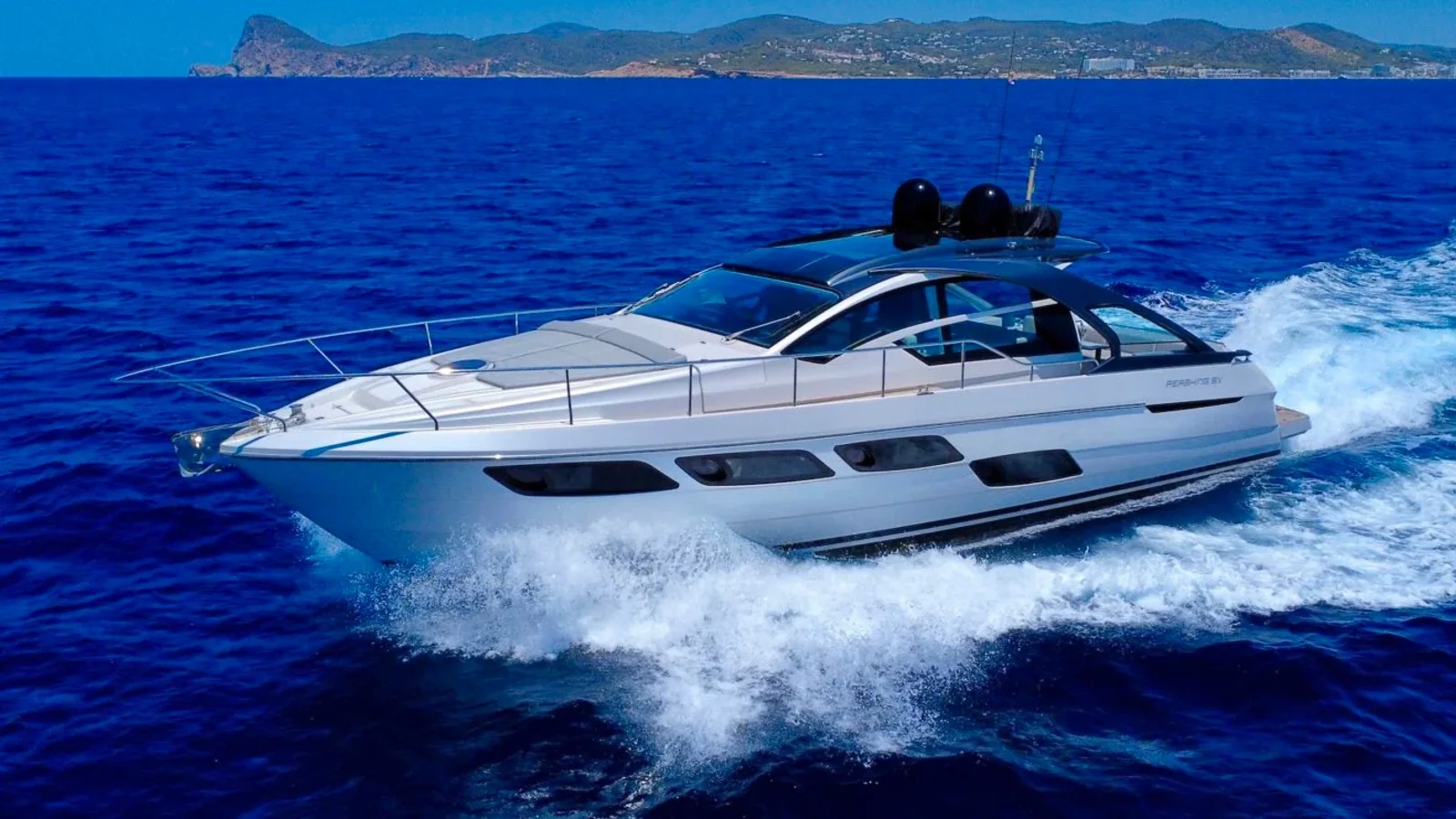 Pershing 5X MAGNA z oferty W Yachts pokazany w bocznym ujęciu podczas rejsu