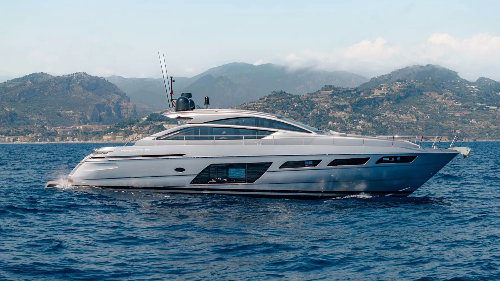 Pershing 6X Silver Missile z oferty W Yachts pokazany w szybkim ujęciu na wodzie