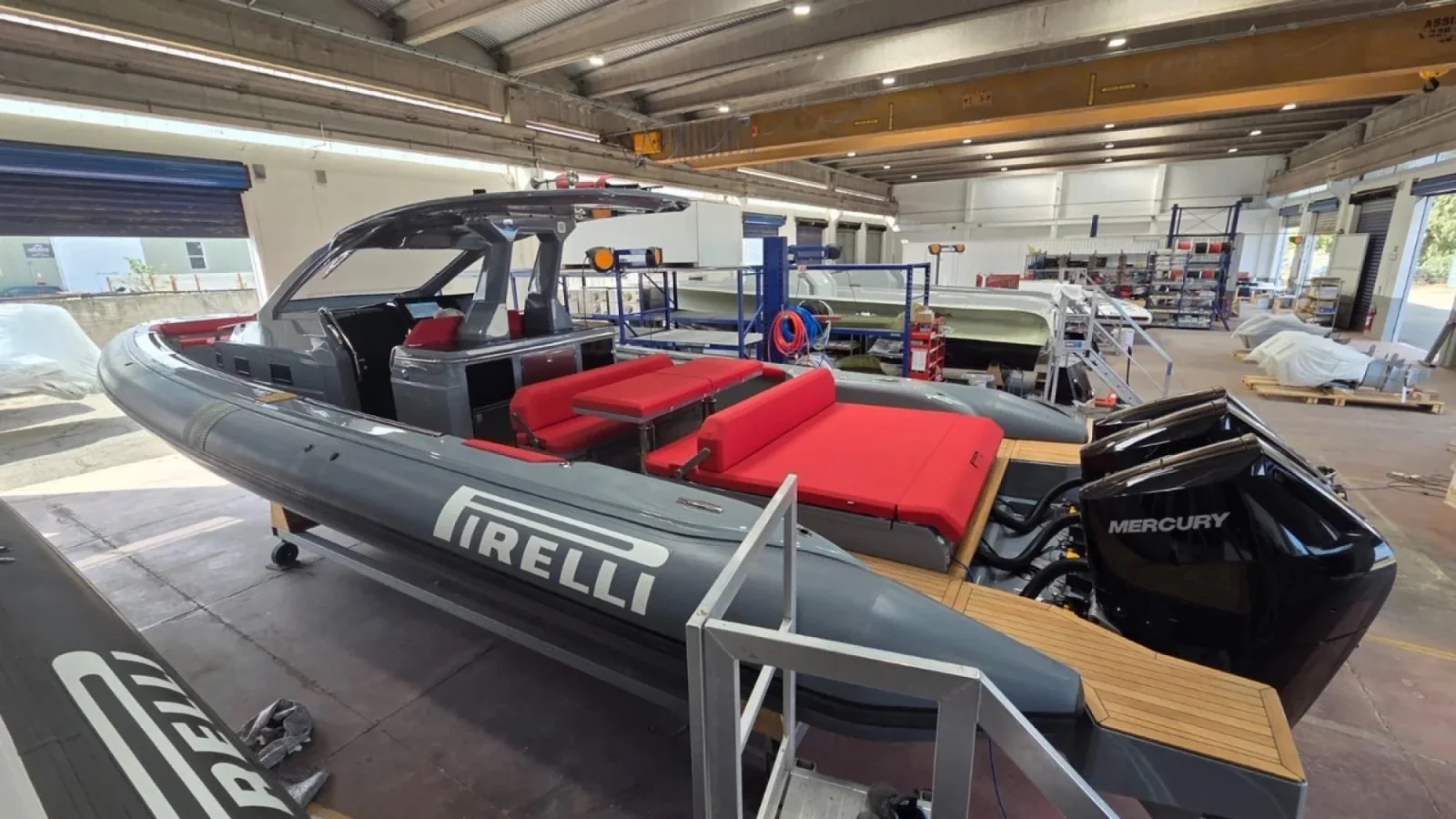 Pirelli 42 w ujęciu z góry i z boku, zdjęcie z oferty W Yachts