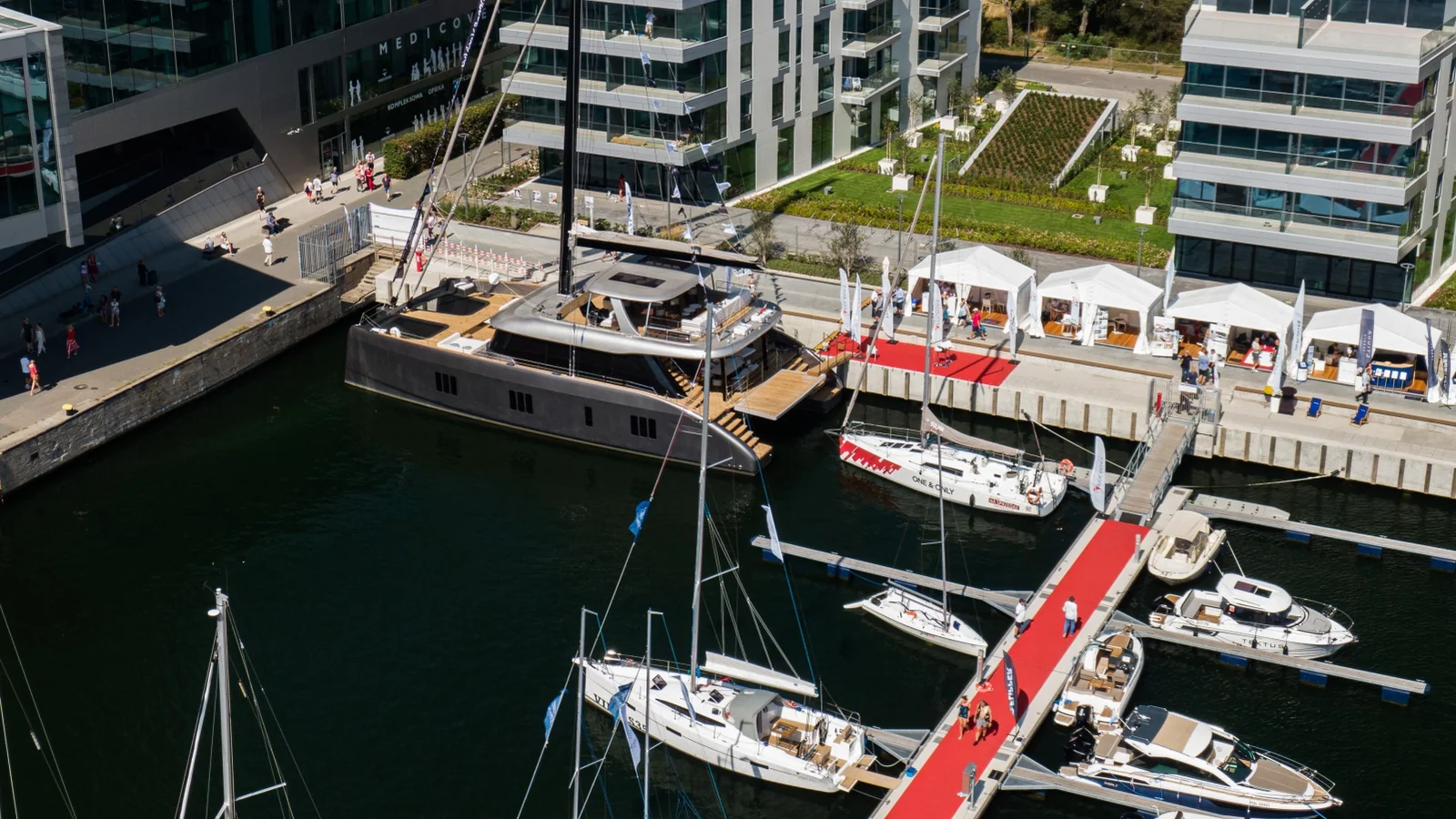 Widok z góry na jachty motorowe przy pomostach Polboat Yachting Festival w Gdyni