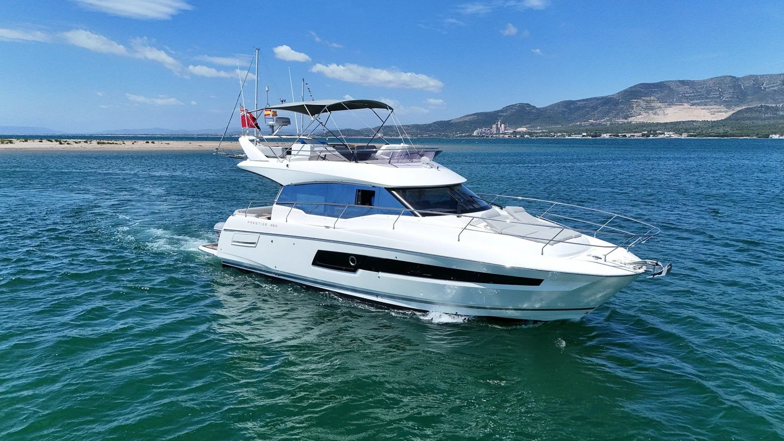 Prestige 460 F Talulah z oferty W Yachts pokazany na wodzie z profilu