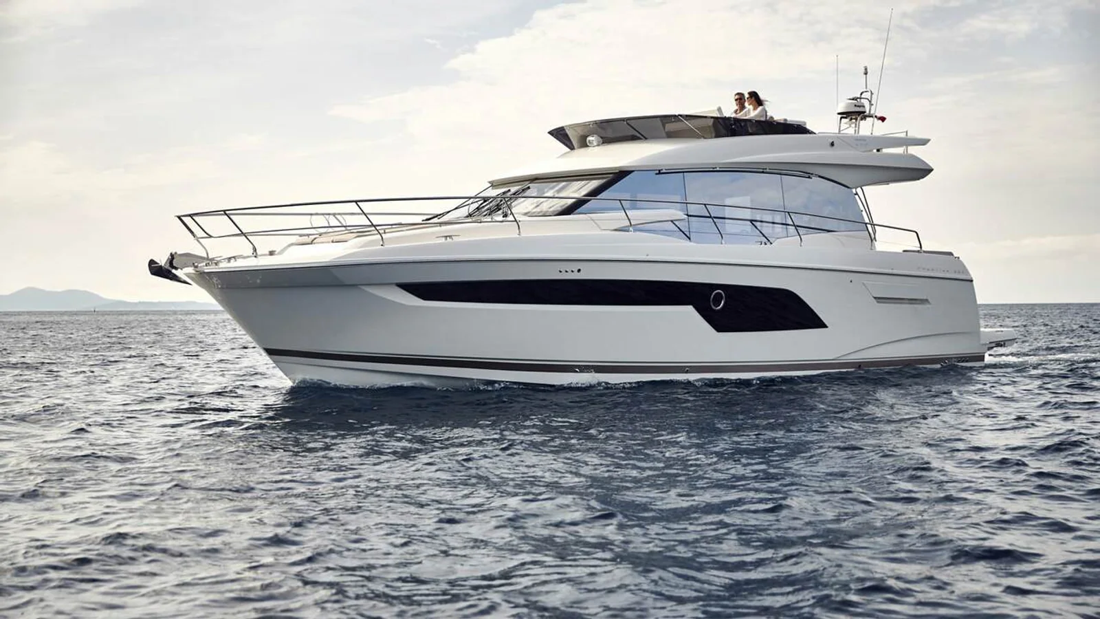 Prestige 520 Fly na oficjalnym zdjęciu modelowym producenta podczas rejsu