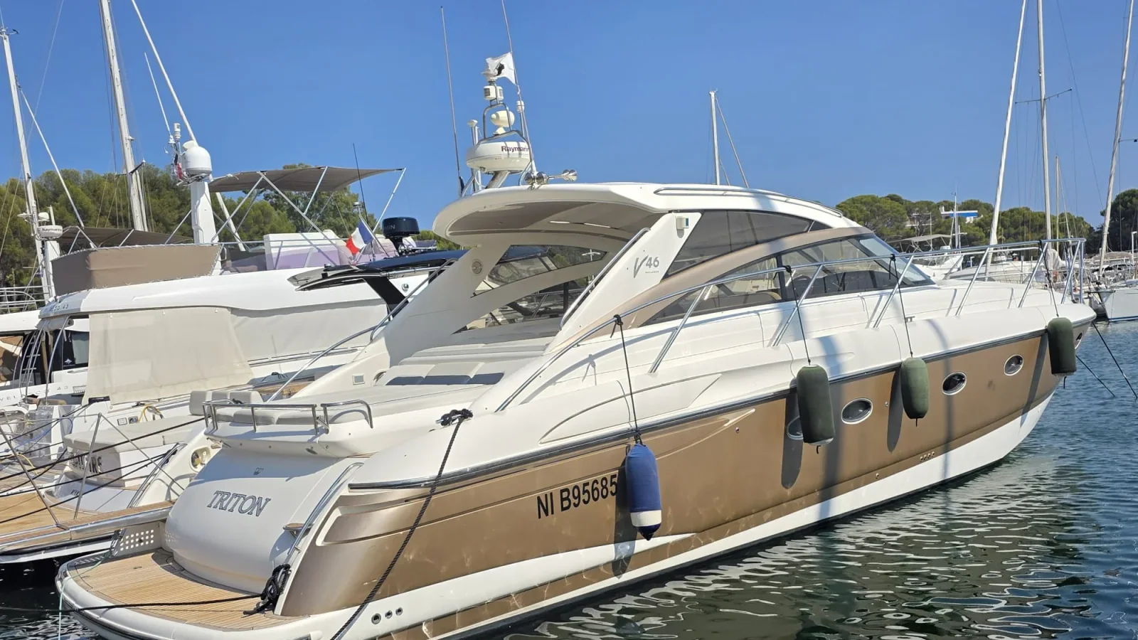 Princess V46 z oferty W Yachts zacumowana we Frejus