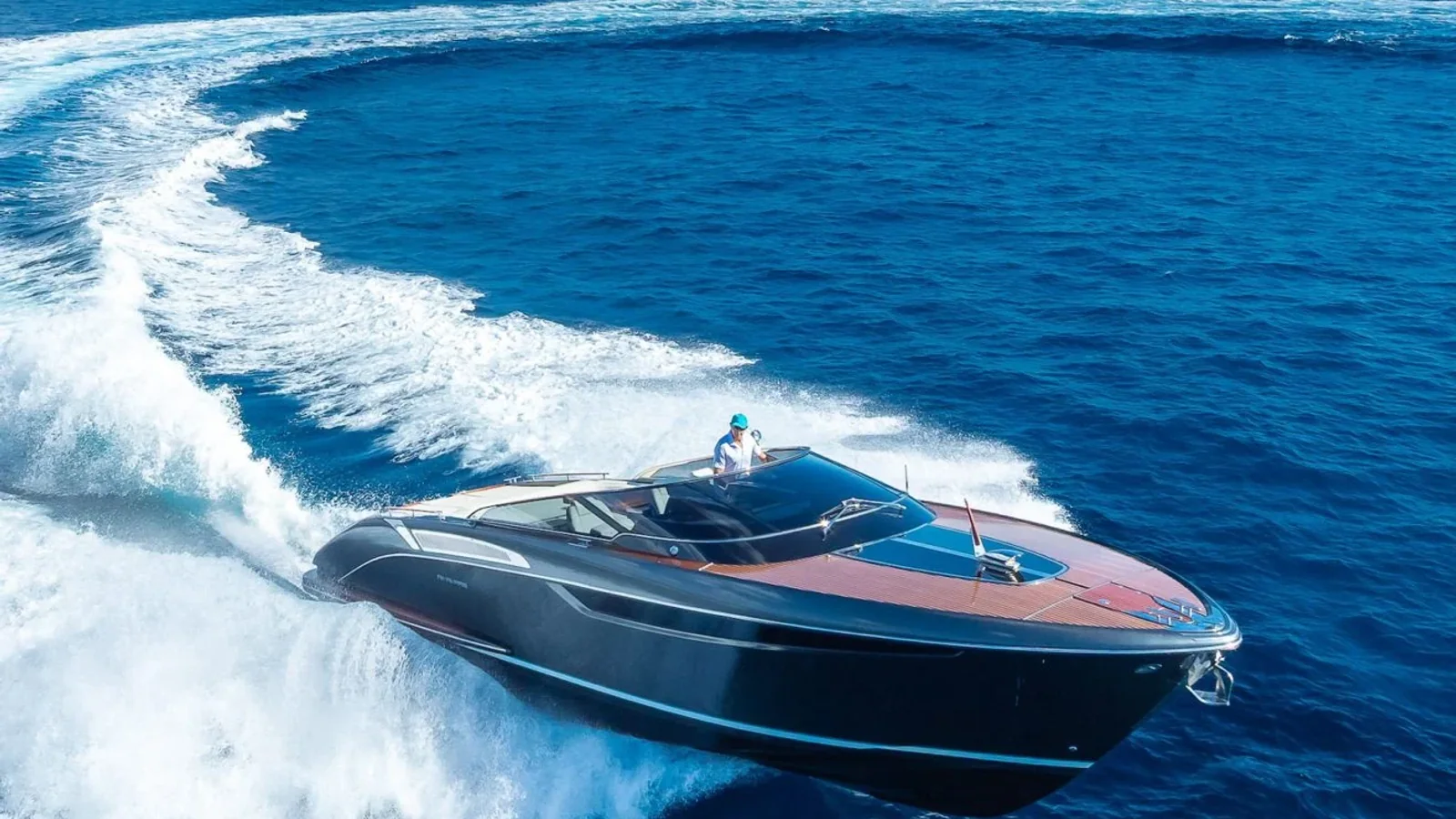 Riva 38 Rivamare z oferty W Yachts pokazana z lotu ptaka na morzu