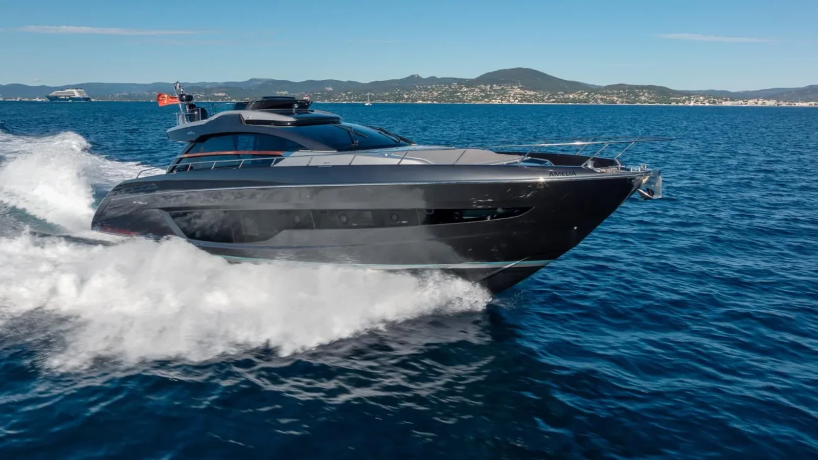Riva 66 Ribelle AMELIA z oferty W Yachts pokazana na wodzie w kadrze z boku