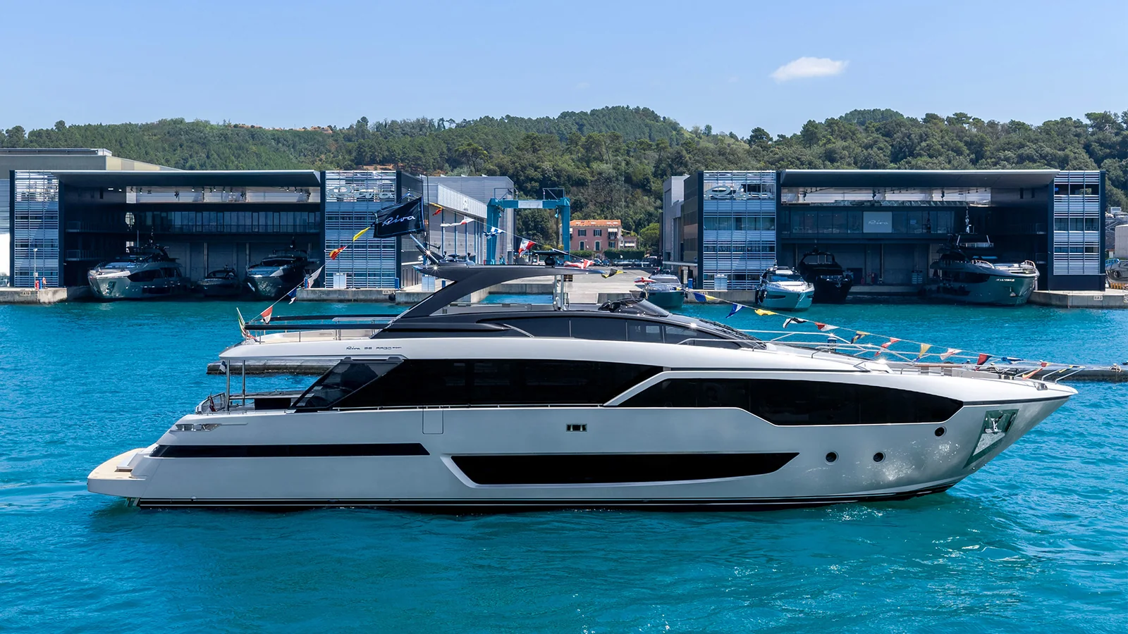Riva 96 Argo Super podczas wodowania w La Spezii na oficjalnym zdjęciu Ferretti Group