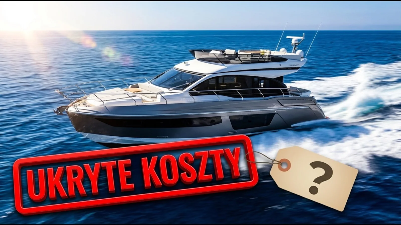 Jacht motorowy na morzu oraz grafika ostrzegająca przed ukrytymi kosztami