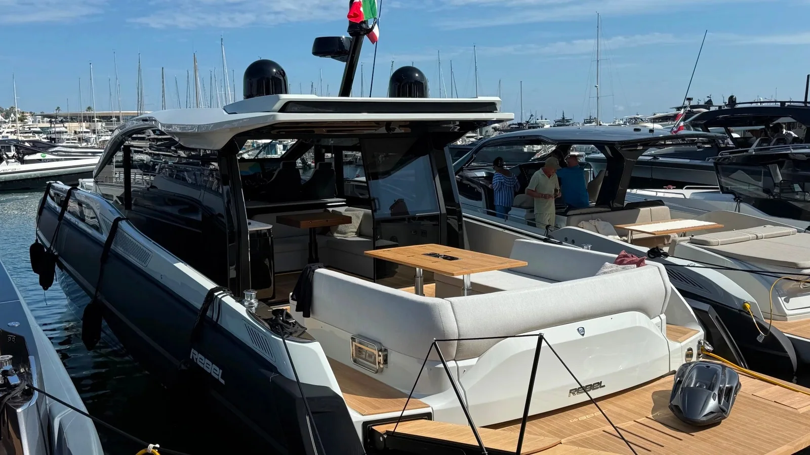 SACS Rebel 50 z oferty W Yachts pokazany przy kei z otwartym pokładem