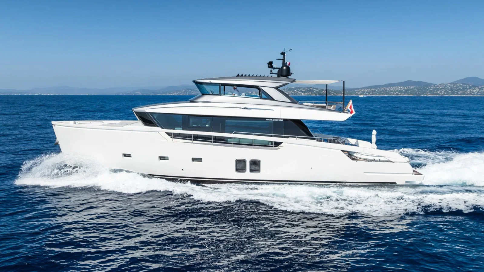 Sanlorenzo SX76 z oferty W Yachts pokazany z zewnątrz na wodzie
