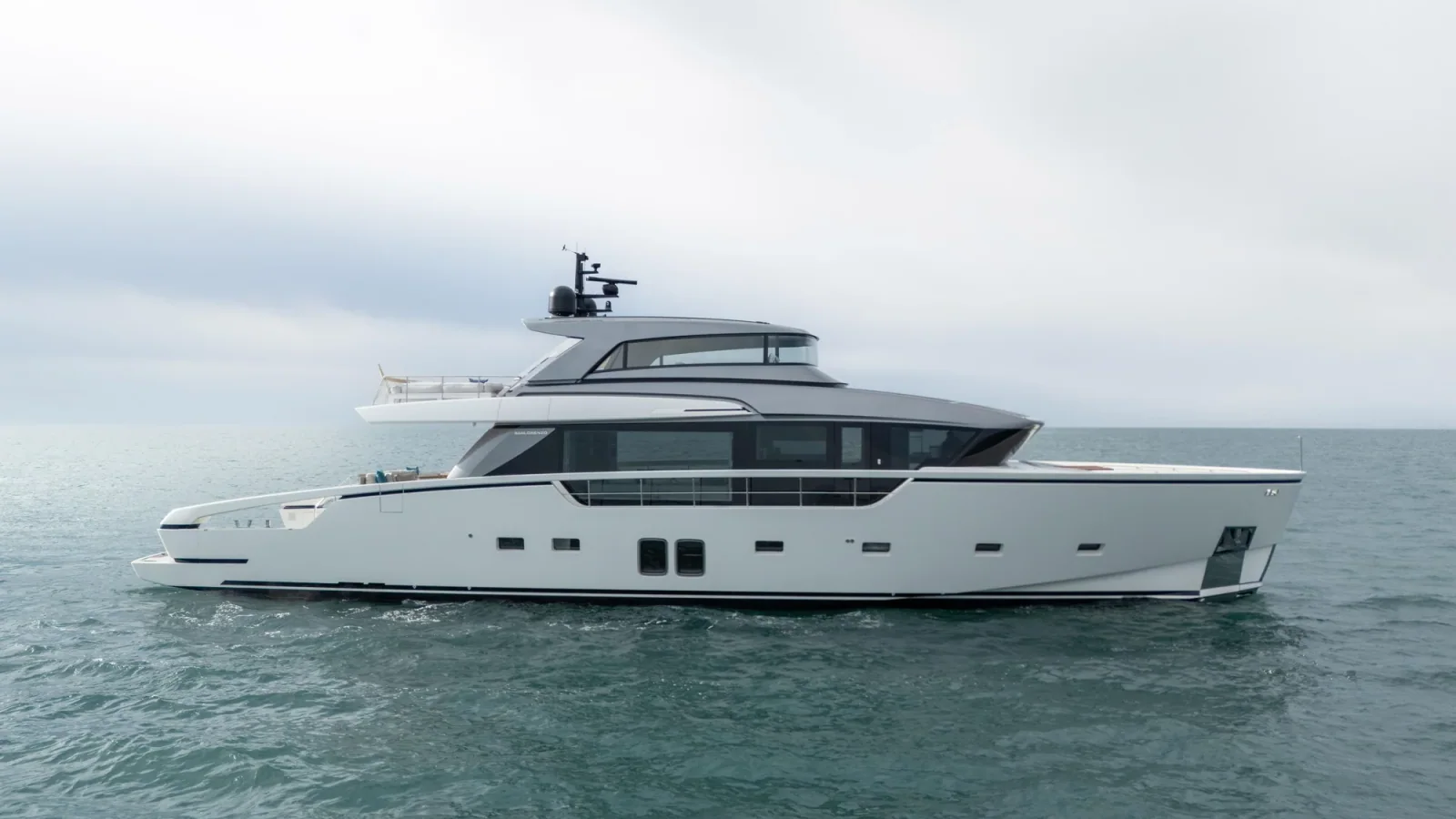 Sanlorenzo SX88 DESA 1 z oferty W Yachts pokazany z profilu na wodzie
