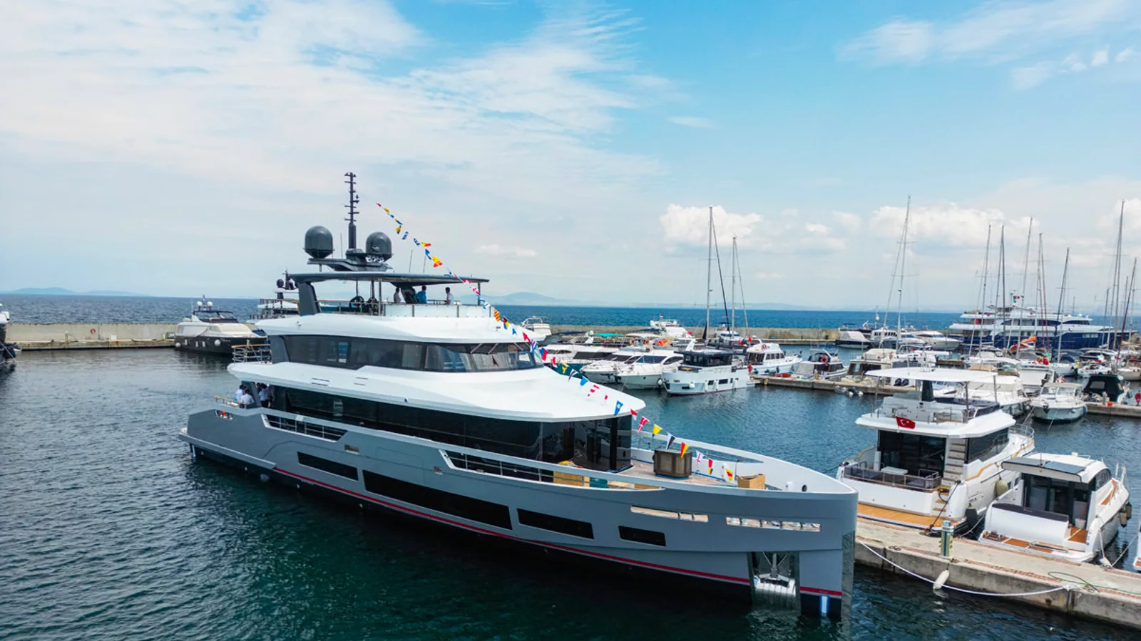 Pierwsza Sirena 118 zacumowana przy nabrzeżu po wodowaniu, ujęcie z powietrza