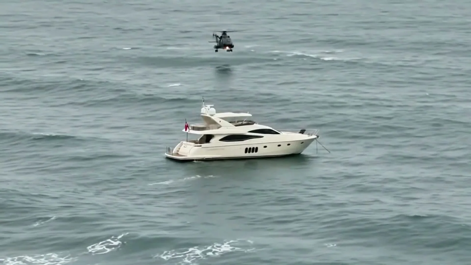 Kadr z filmu W Yachts pokazujący jacht motorowy na morzu podczas omawiania spalania i zasięgu