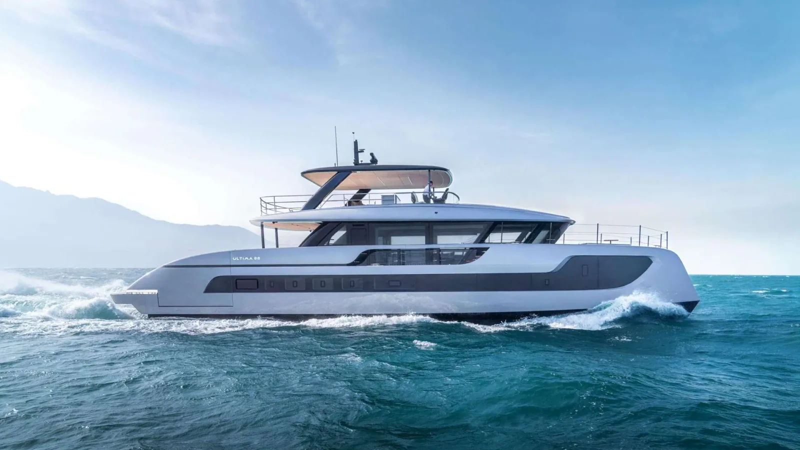 Sunreef ULTIMA 88 w oficjalnym kadrze producenta po wodowaniu