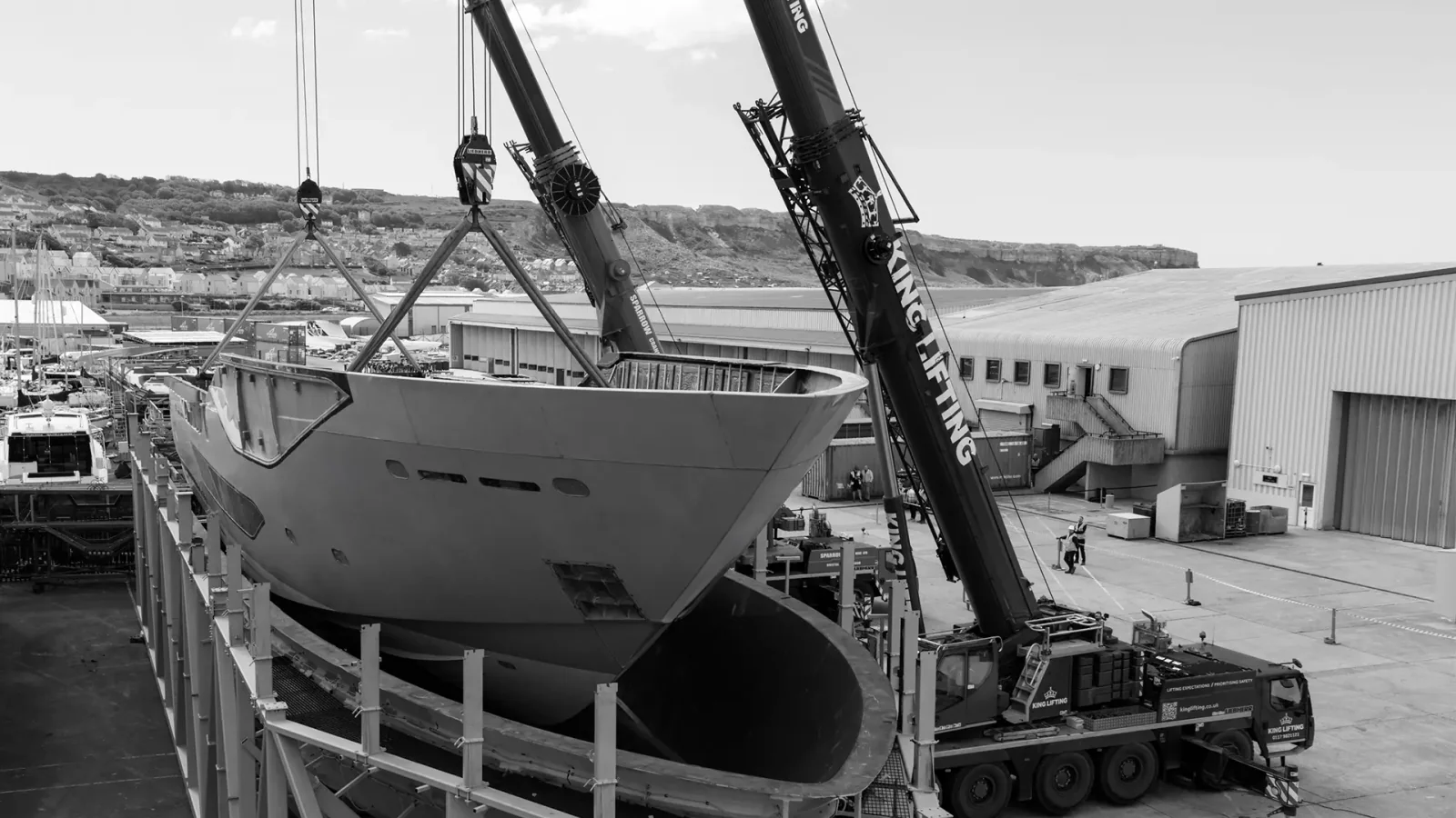 Kadłub Sunseeker 134 Superyacht podczas prac w Osprey Quay w oficjalnym kadrze producenta