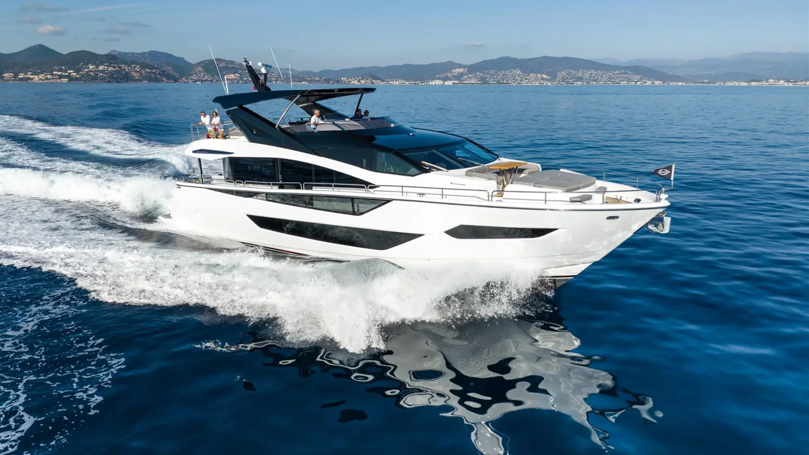 Sunseeker 88 Yacht na oficjalnym zdjęciu producenta podczas rejsu