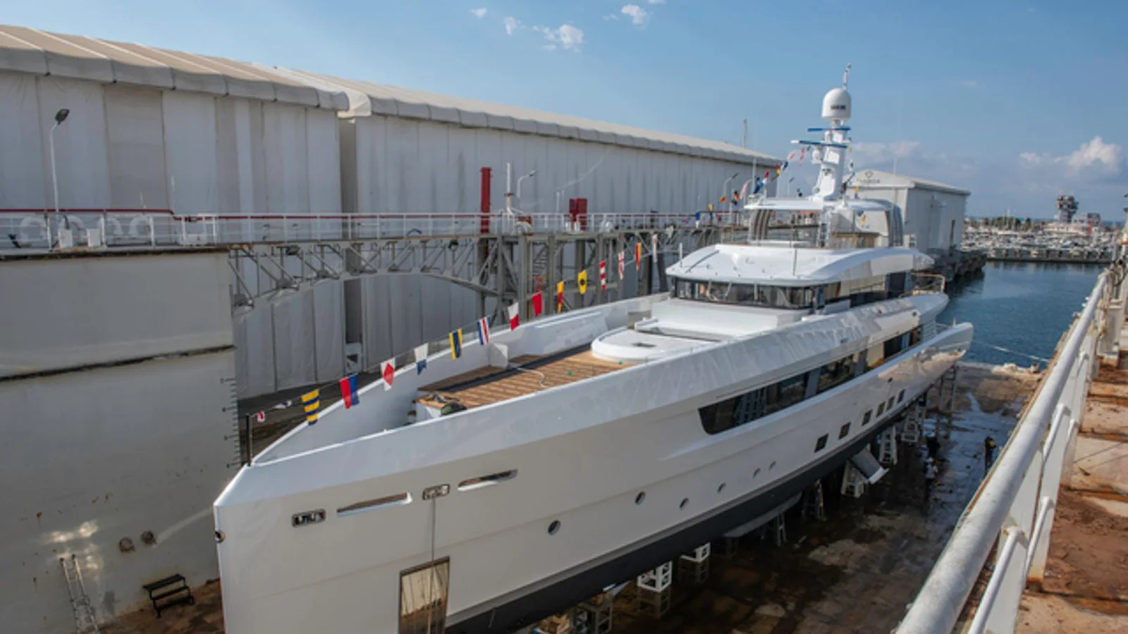 Tankoa Spirit 52 metrów podczas wodowania w stoczni Tankoa Yachts w Genui
