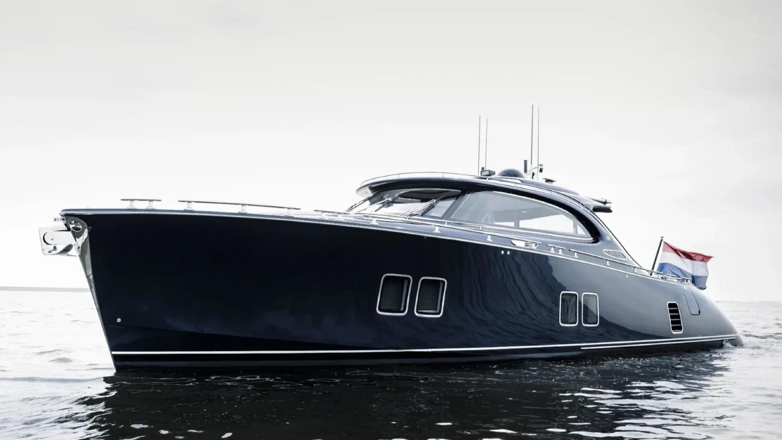 Zeelander 5 z oferty W Yachts pokazany z zewnątrz jako luksusowy dayboat
